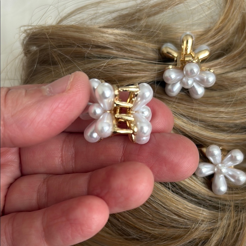 ❤️3/$15❤️ Elegant Pearl Flower mini Hair Claw Clips, set of 4 - Picture 3 of 8